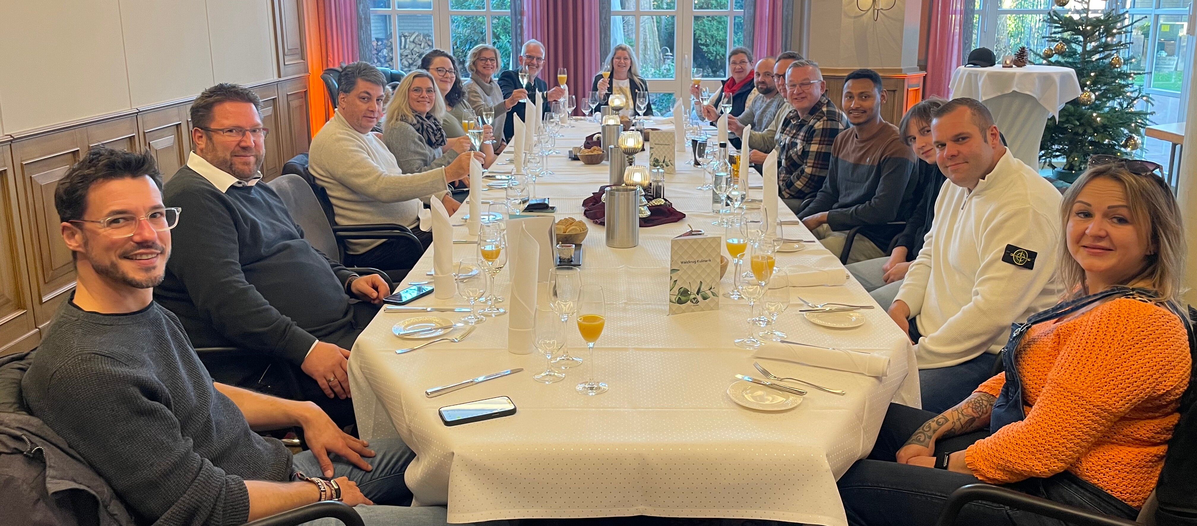 Schwalli on Tour Eine Gruppe von Menschen sitzt um einen Tisch.