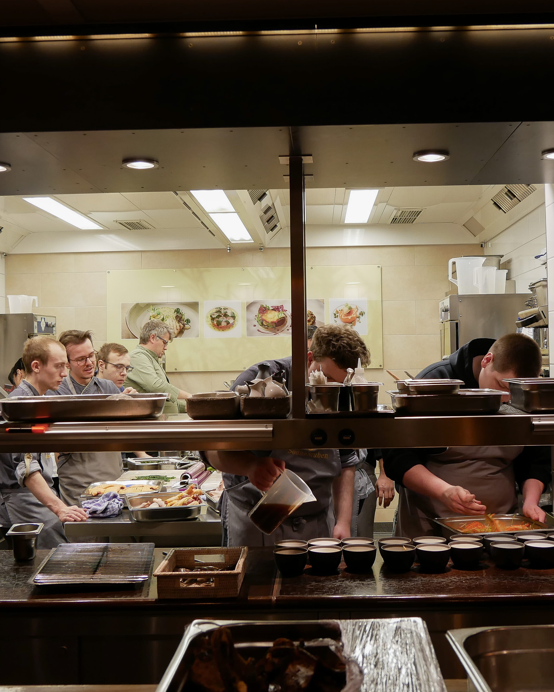 Eine Gruppe von Personen kocht in einer Küche.