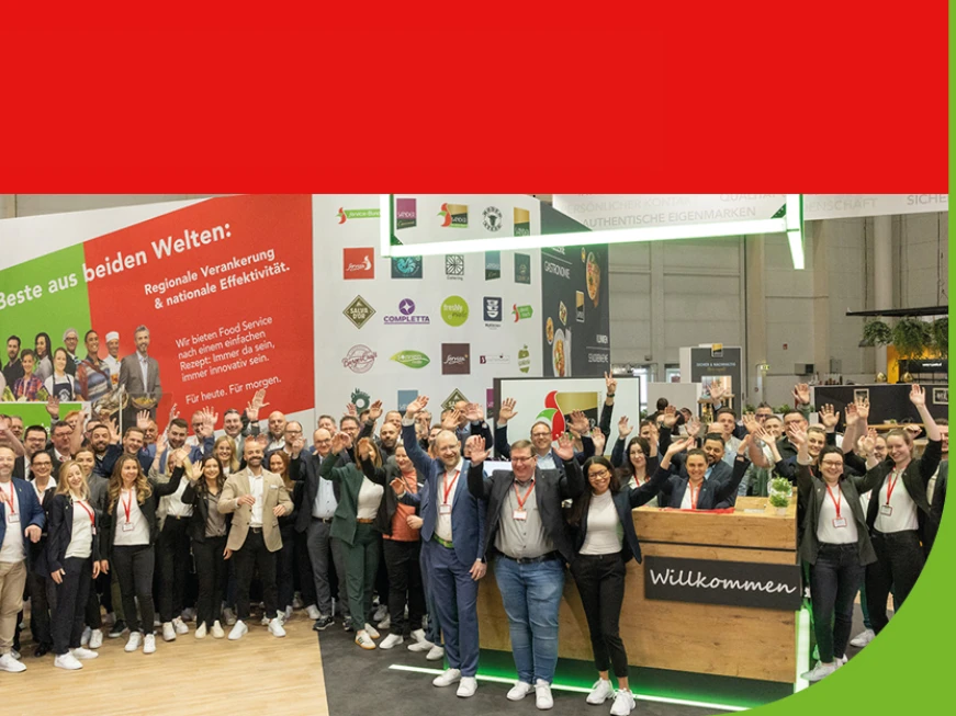 Internorga Eine Gruppe von Personen vor einem grün-schwarzen Hintergrund.