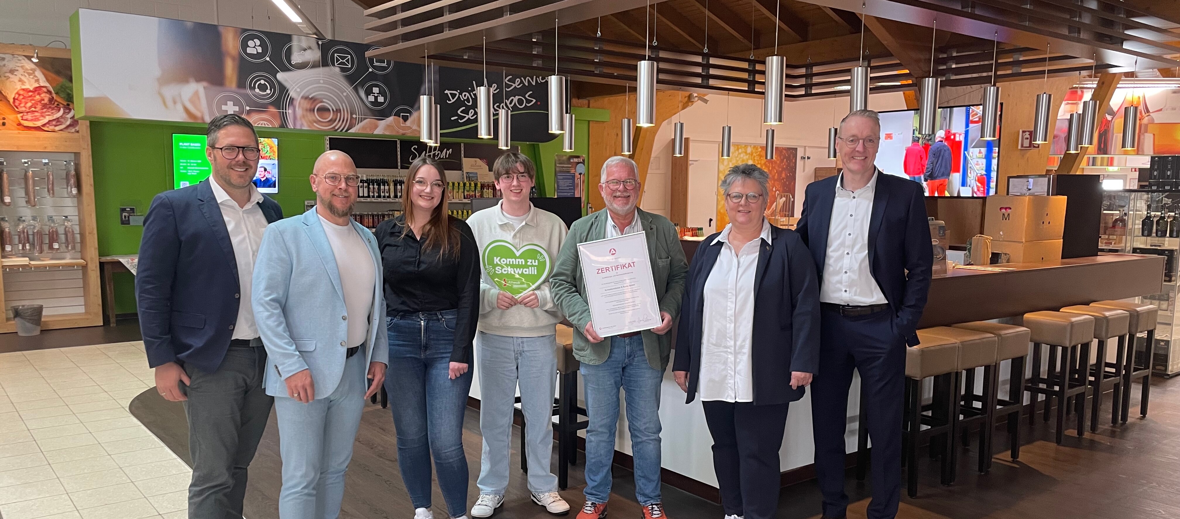 Eine Gruppe von Menschen posiert für ein Foto.