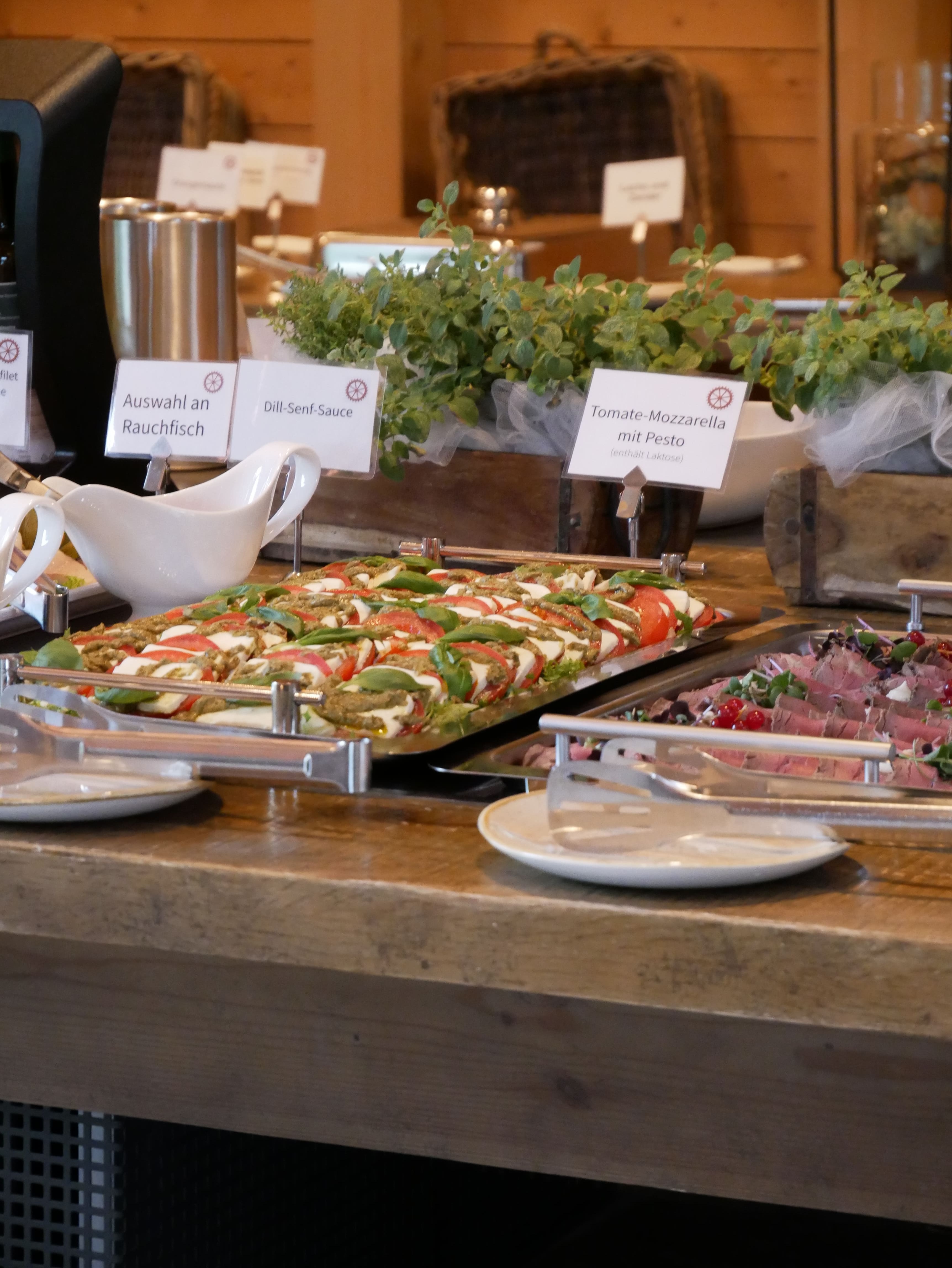 Buffettisch mit verschiedenen Speisen und Geschirr darauf