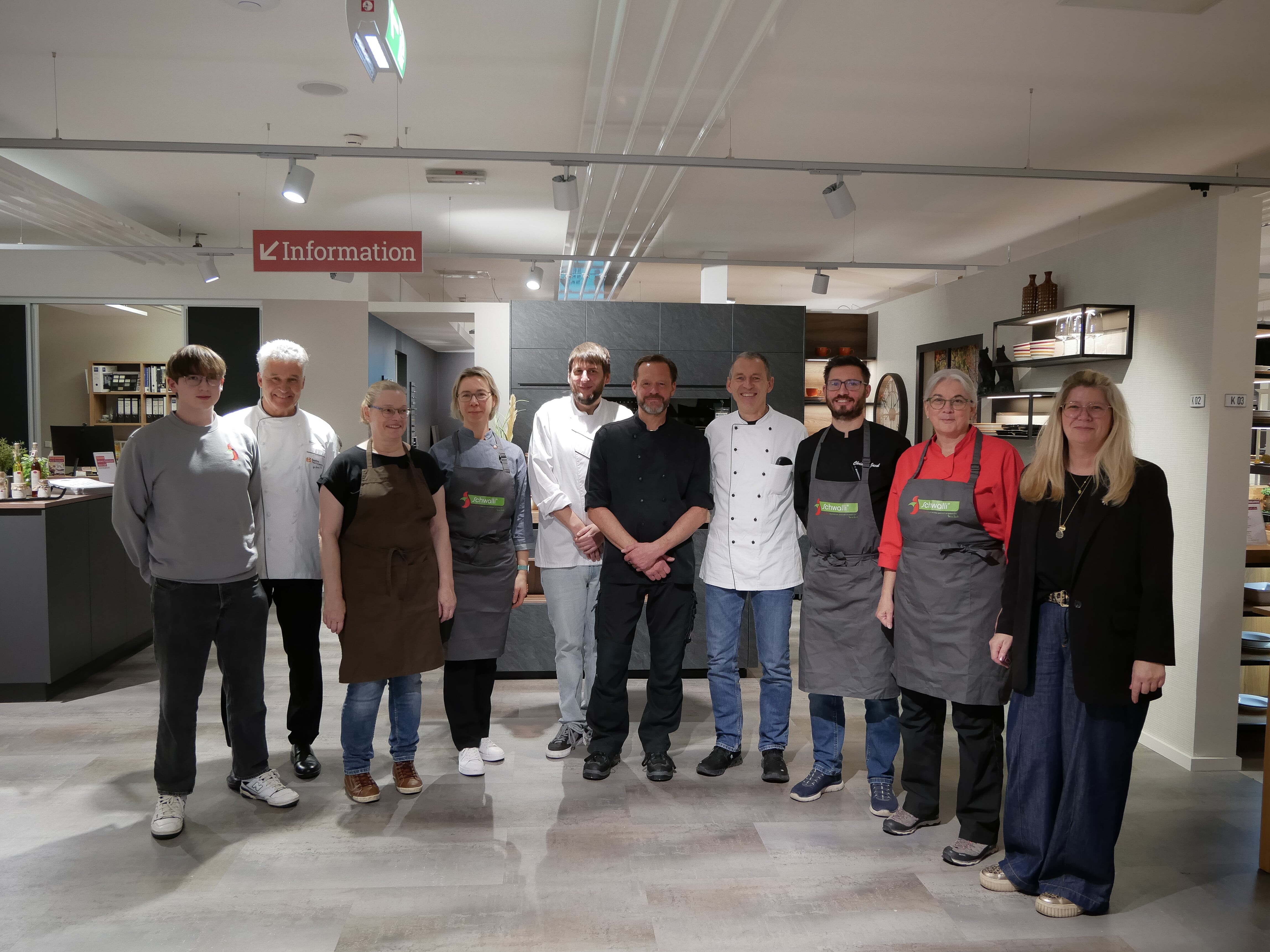 Gesunde Ernährung in der GV Eine Gruppe von Menschen posiert für ein Foto.