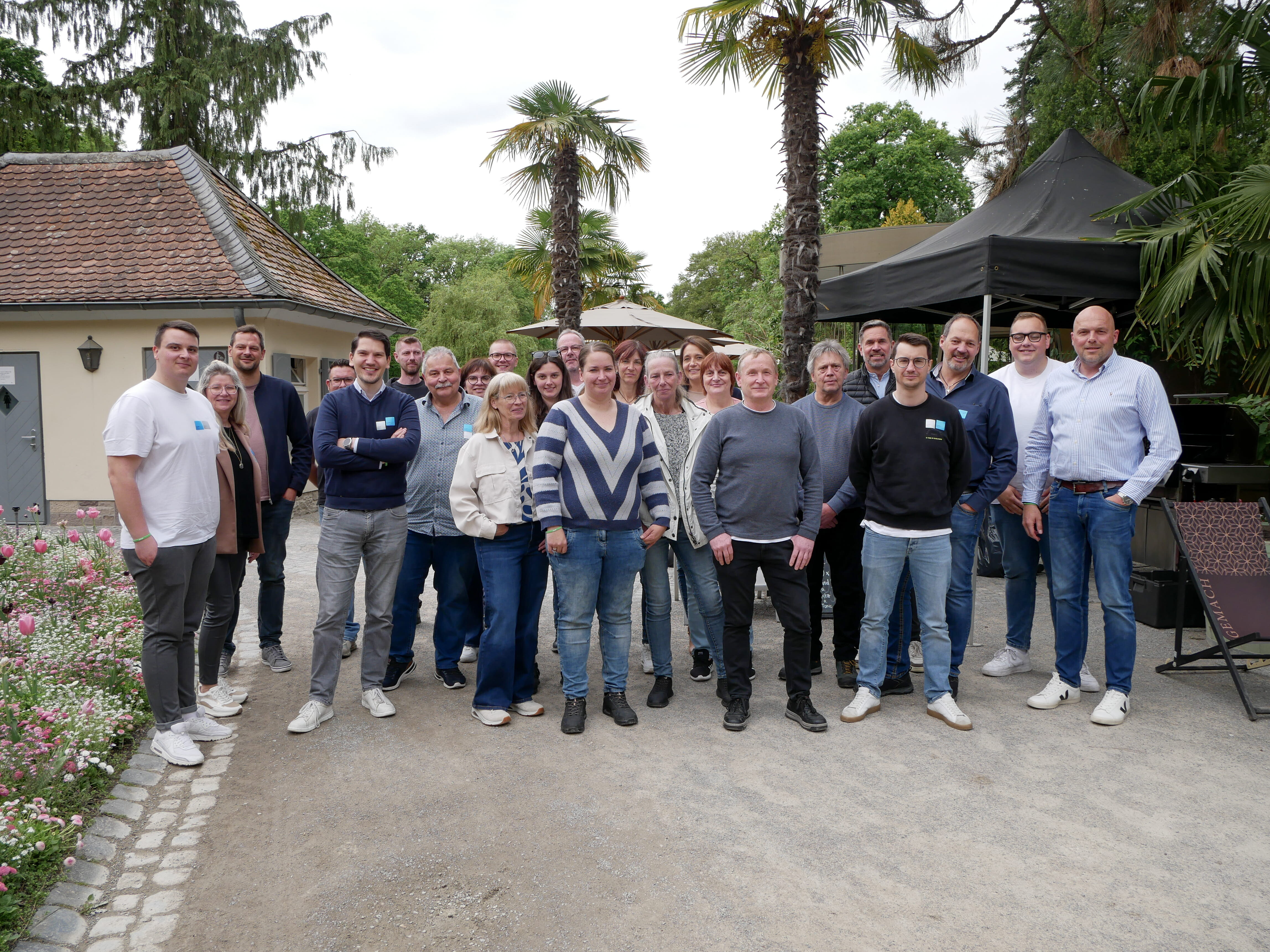 Workshop "Überraschung - Kassel" Eine Gruppe von Menschen posiert für ein Foto im Freien.
