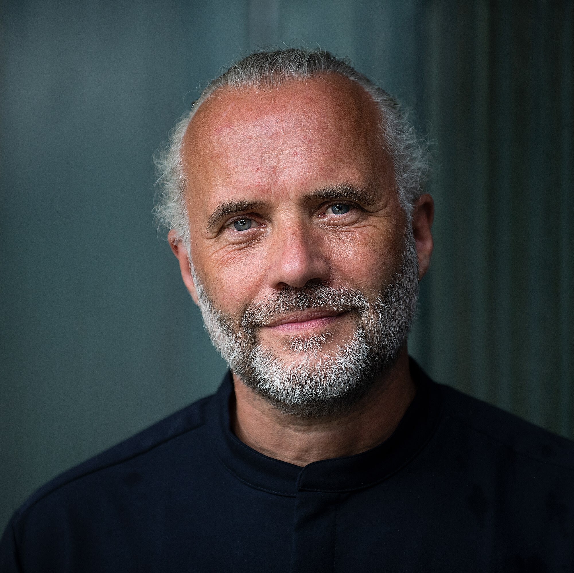 Heiko Antoniewicz Ein Mann mit weißem Bart und Schnurrbart