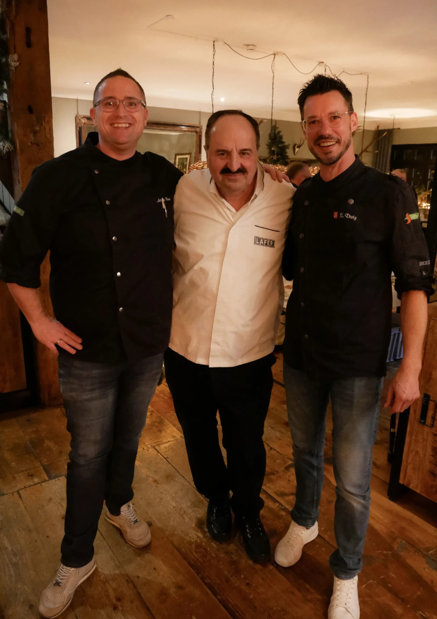 Eine Gruppe von Männern posiert lächelnd für ein Foto.