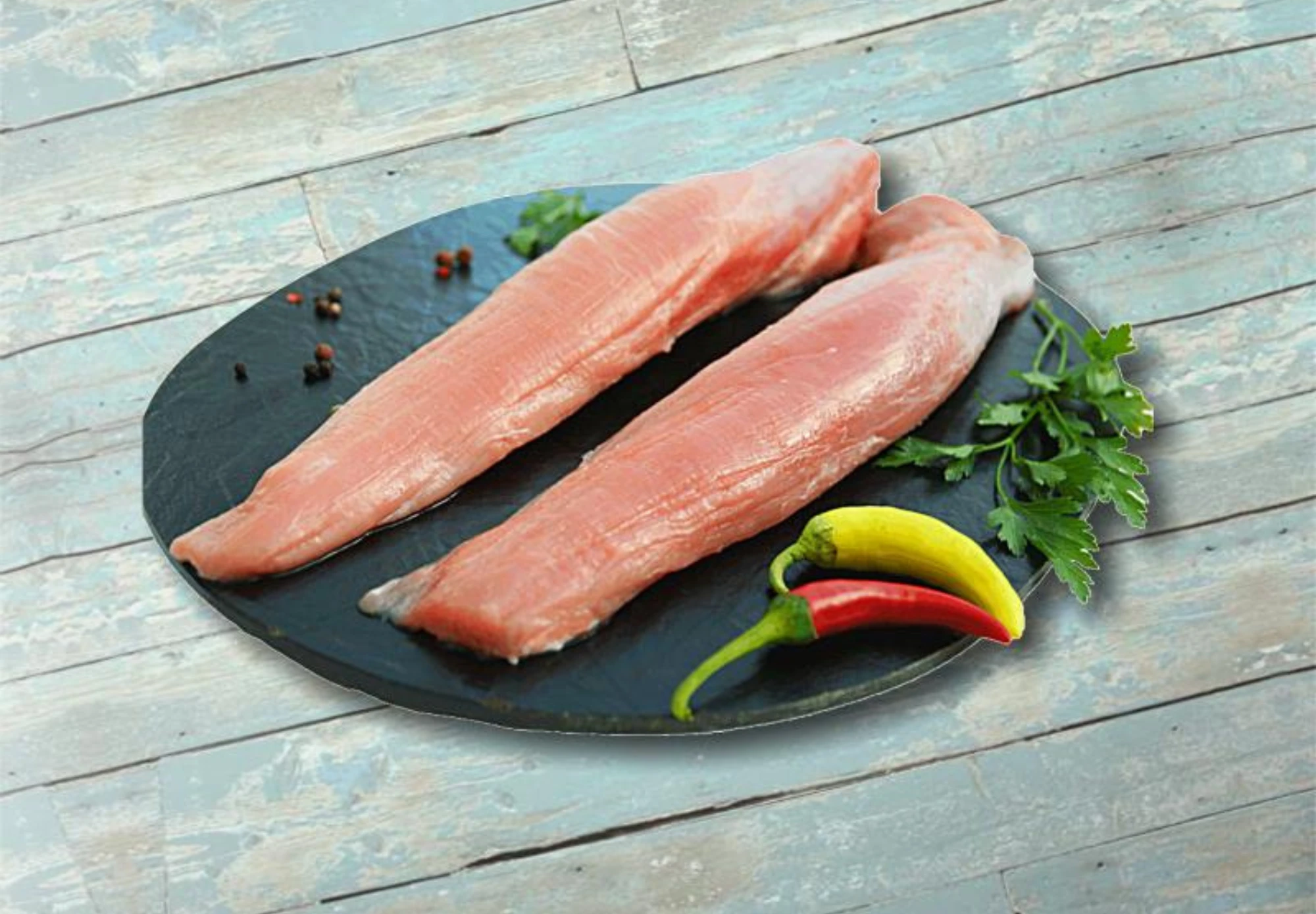Roulade Ein Stück Fleisch auf einem Steinplatte.