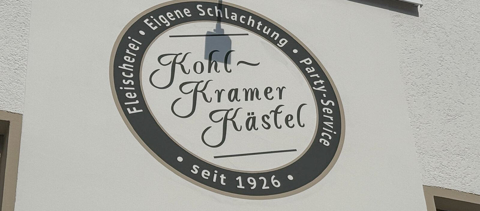 Ein Schild an einem Gebäude