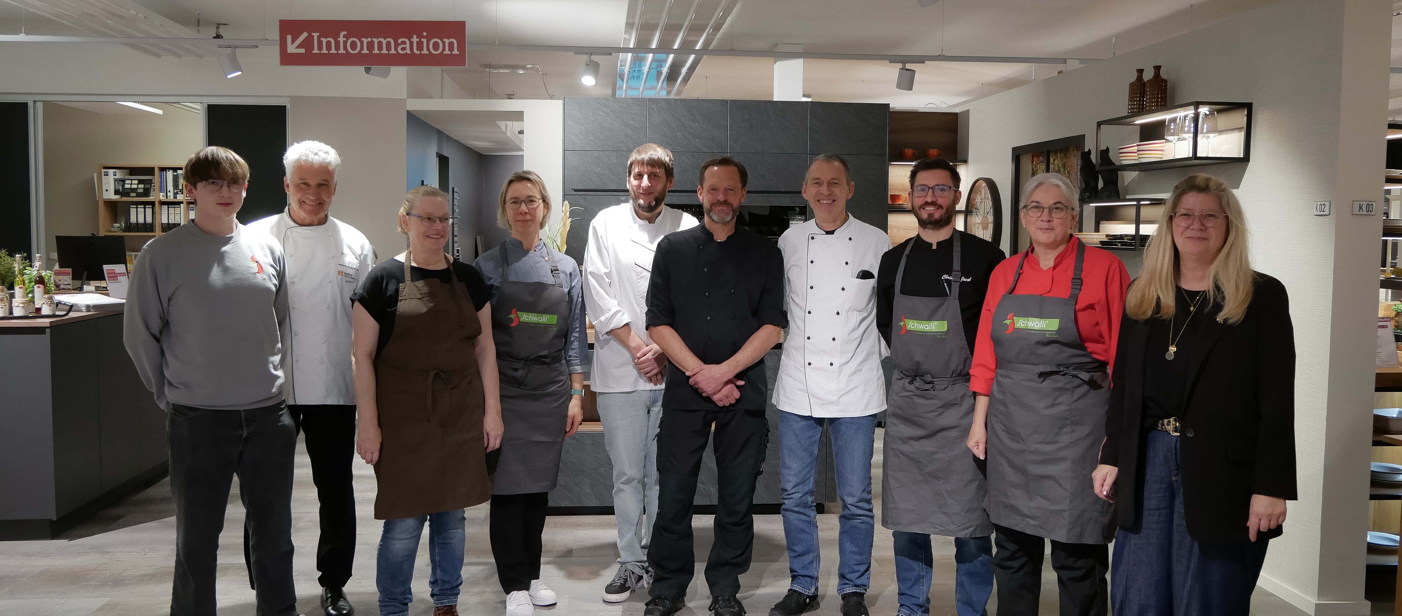 Gesunde Ernährung in der GV Eine Gruppe von Menschen posiert für ein Foto.