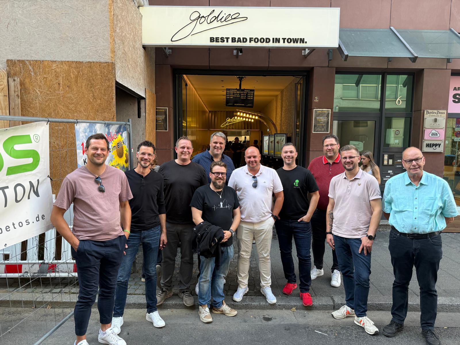 Eine Gruppe von Menschen posiert für ein Foto.