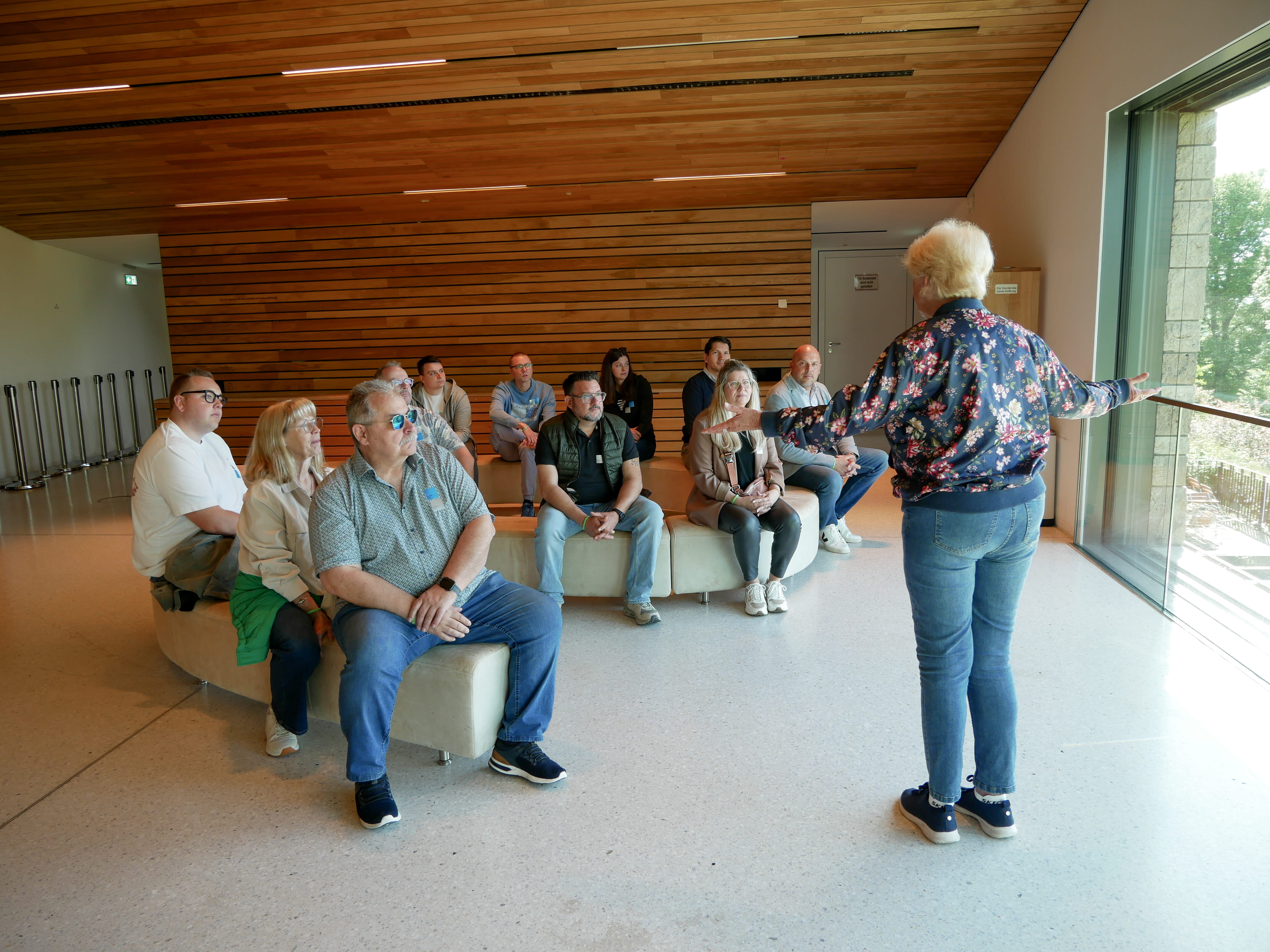 Workshop "Überraschung - Kassel" Eine Frau steht vor einer Gruppe von Menschen.