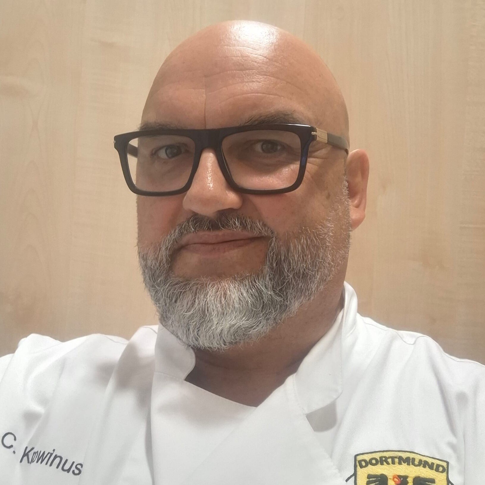 Carsten Krowinus Ein Mann mit Brille und weißem Kittel.