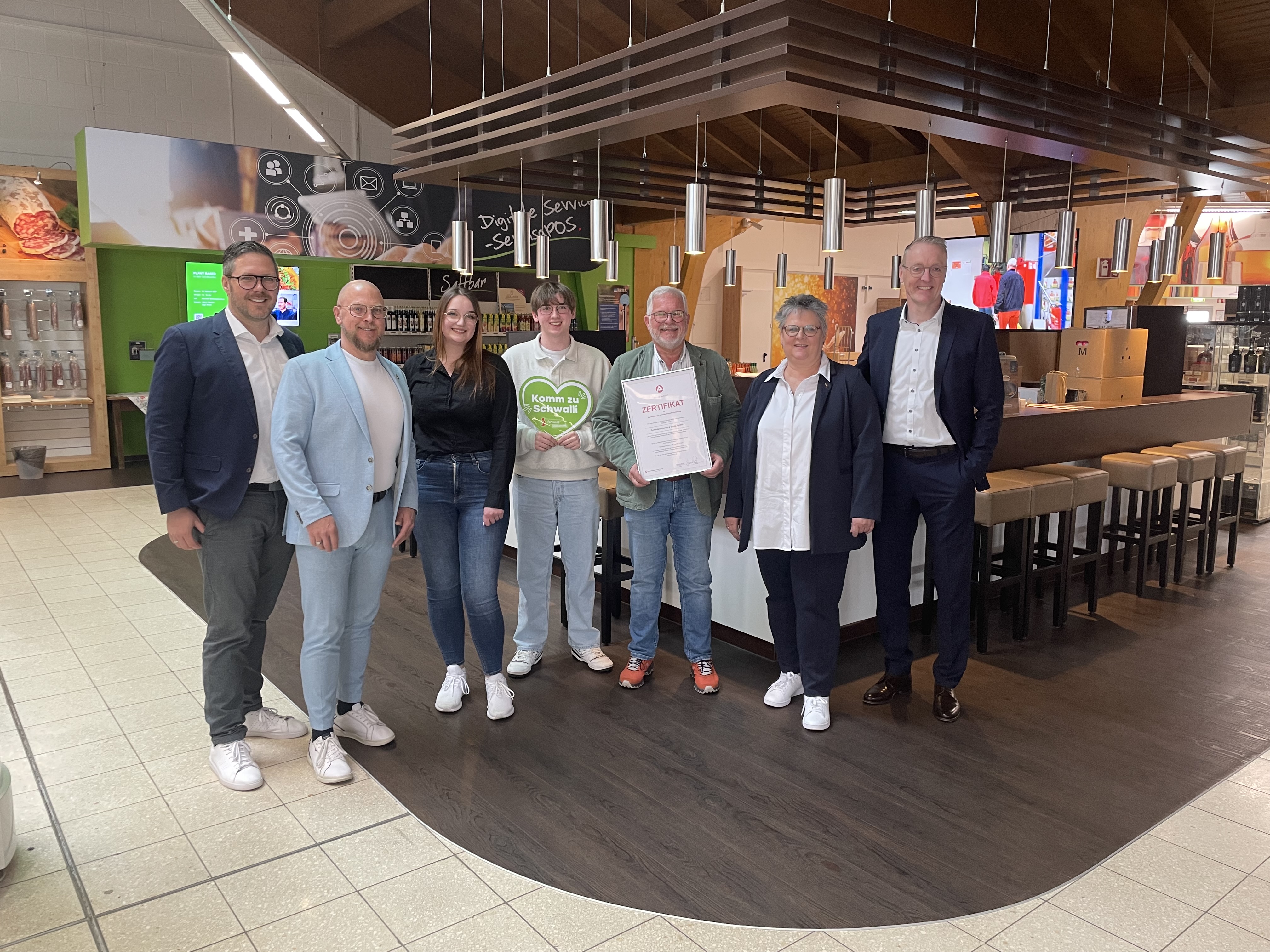 Eine Gruppe von Menschen posiert für ein Foto.