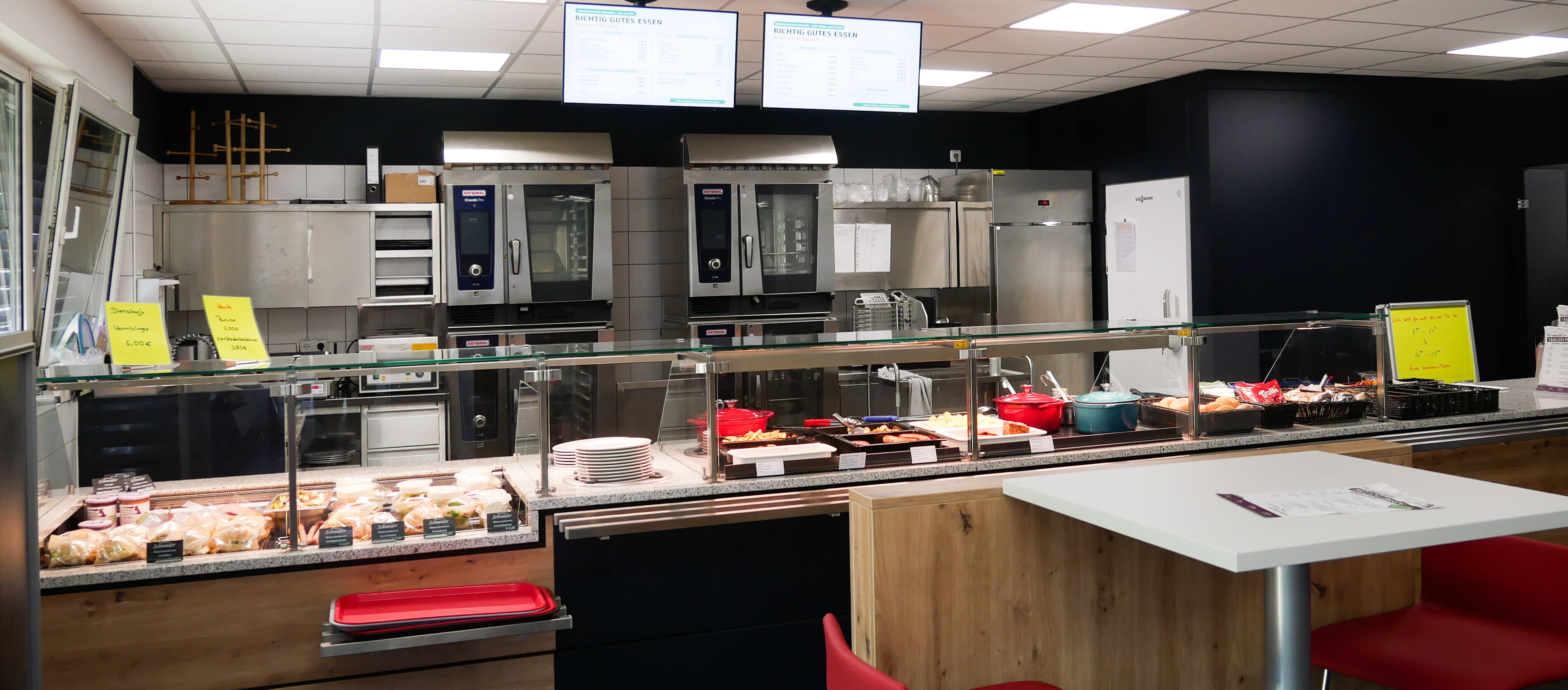 Neuwerk Continental Korbach Ein Food-Court mit Menschen im Hintergrund.