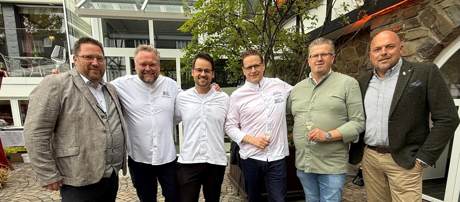 Spitzenküche für Kinderherzen Hotel Deimann Eine Gruppe von Männern steht draußen zusammen.
