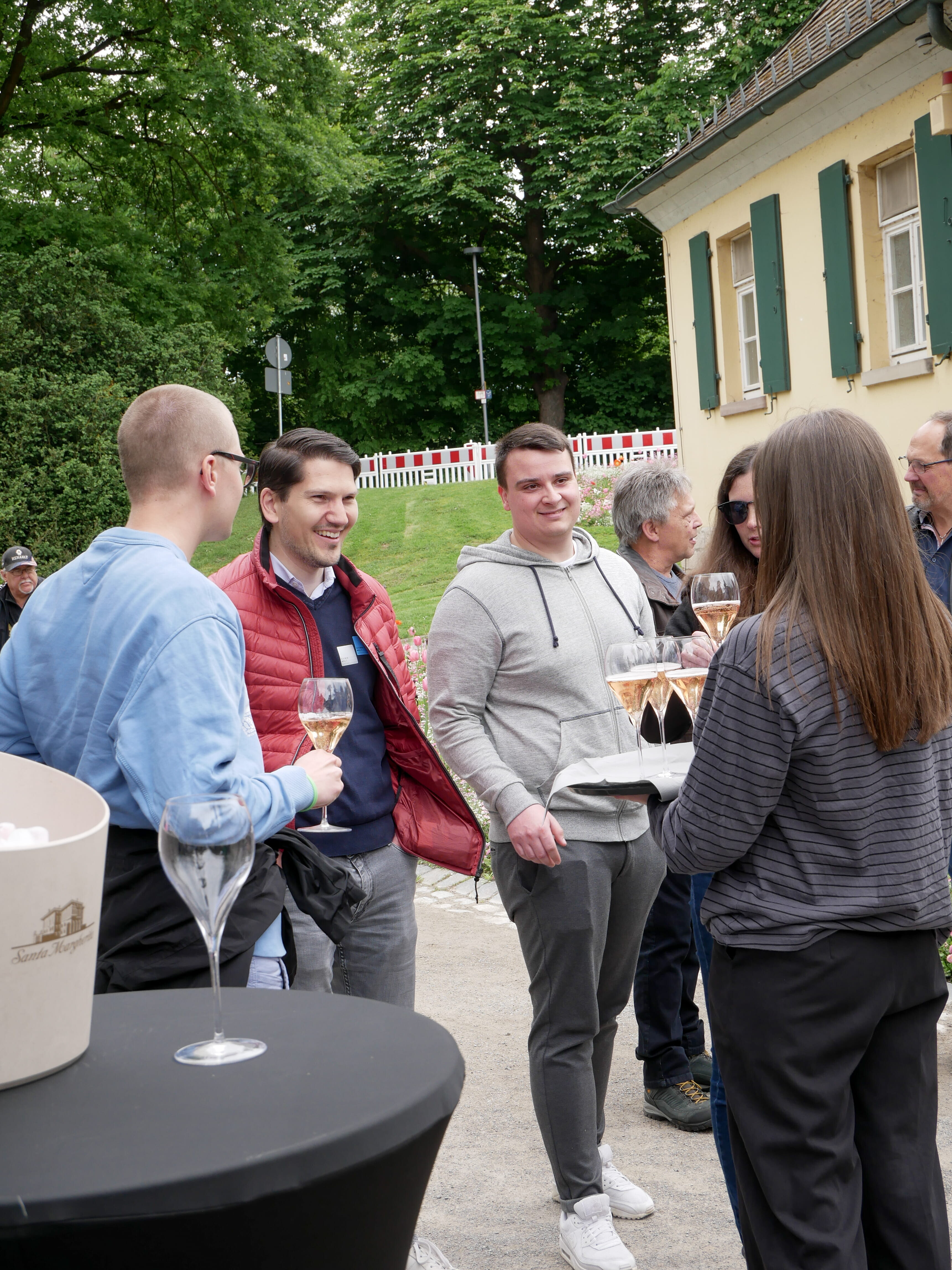 Sieben Bergen Kassel Eine Gruppe von Menschen hält Getränke.