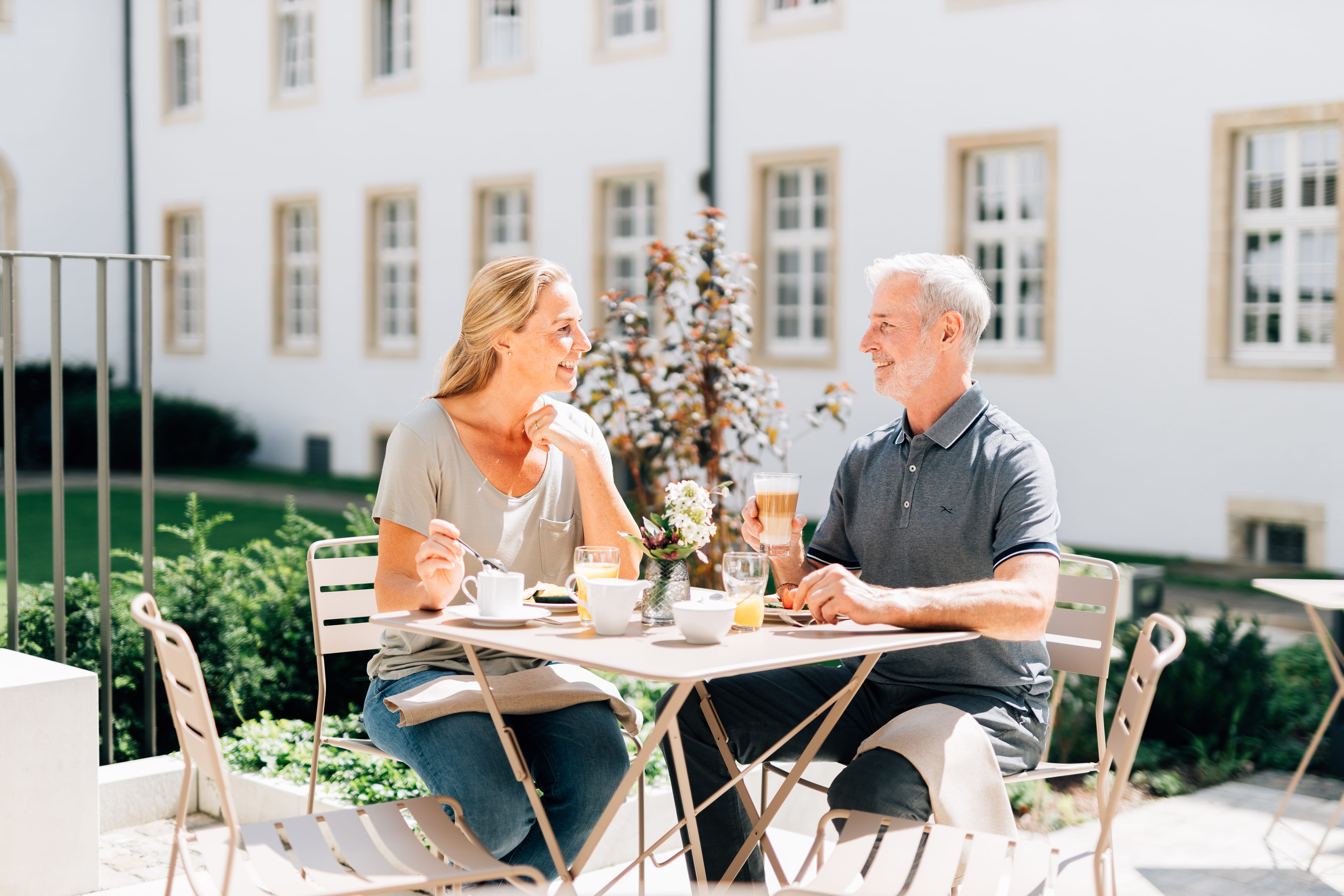 Ein Mann und eine Frau sitzen an einem Tisch.