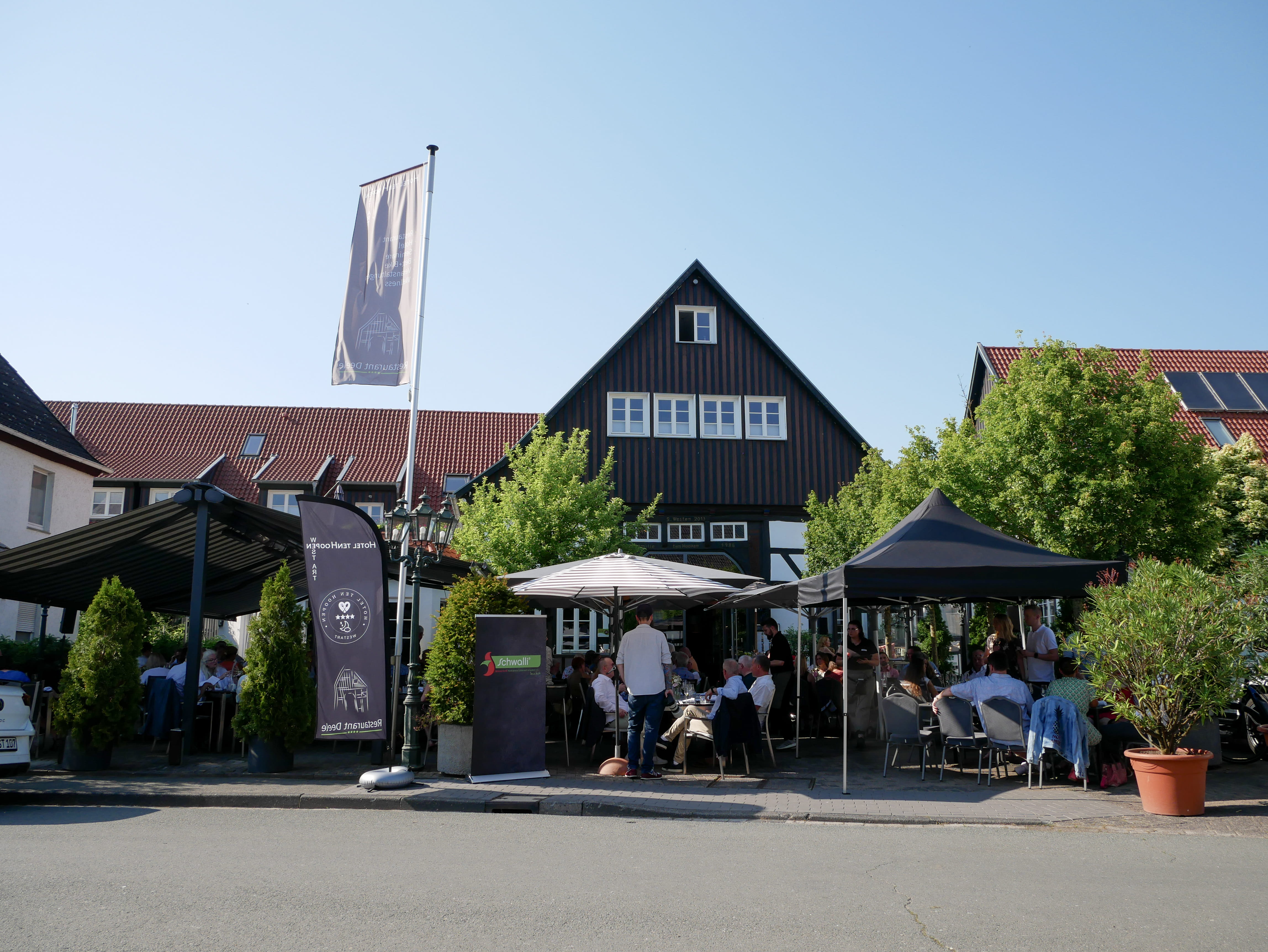 Feuer & Flamme mit Mike Süsser Eine Gruppe von Menschen vor einem Restaurant im Freien.