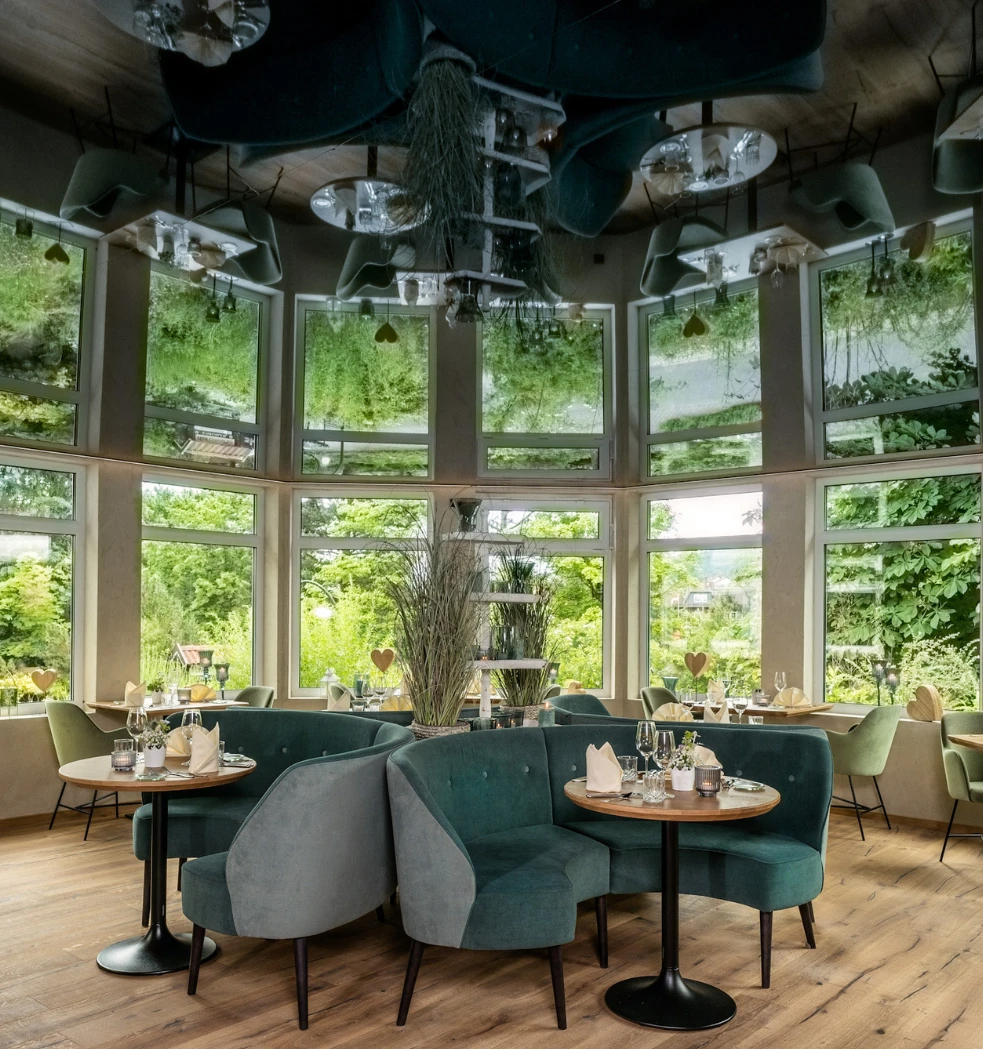 Restaurant Ein Raum mit Tischen und Stühlen.