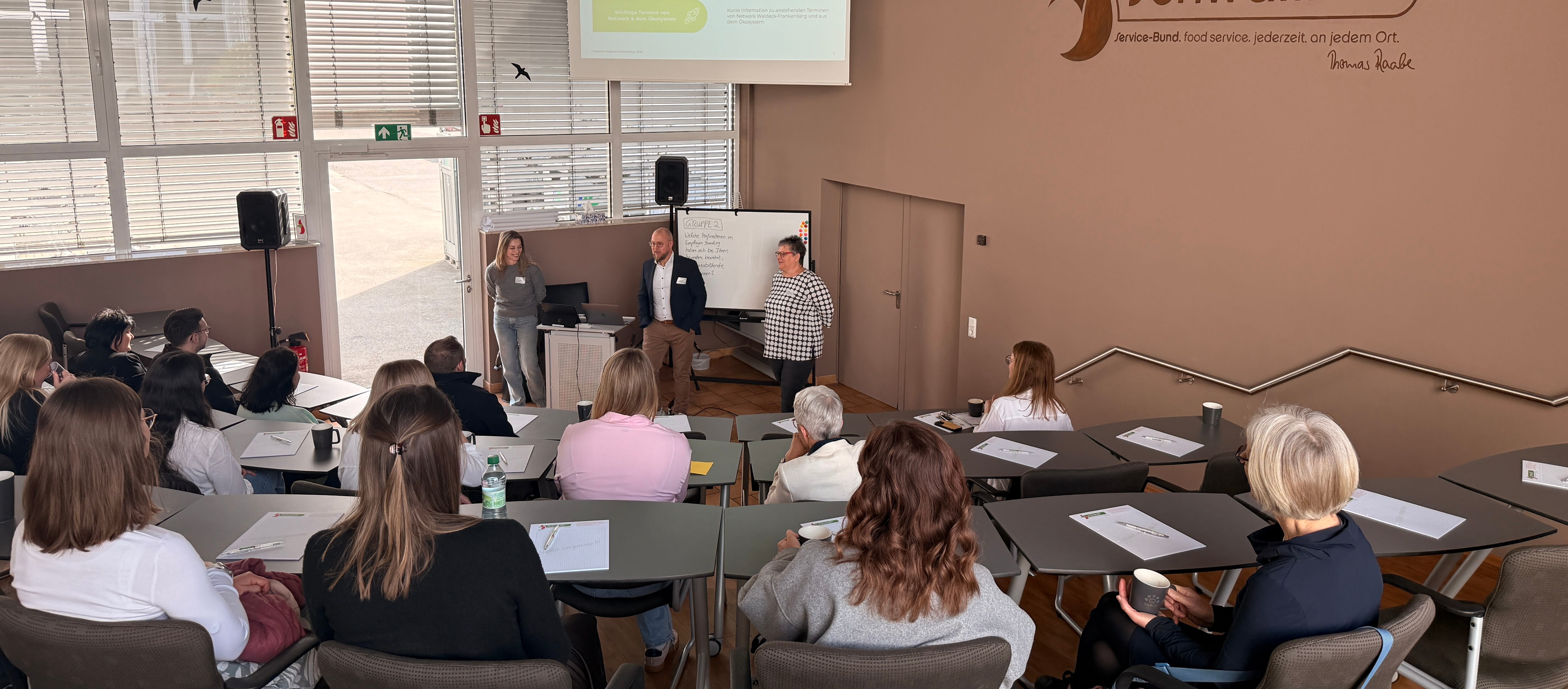 Eine Gruppe von Menschen in einem Klassenzimmer.