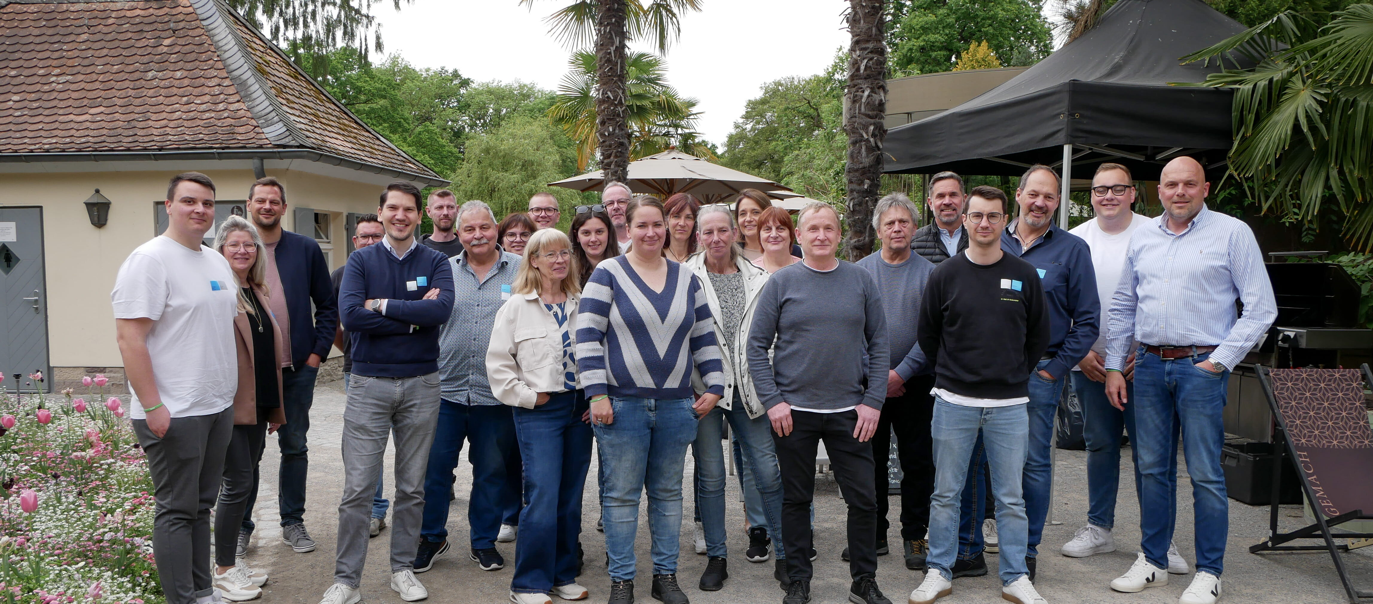 Workshop "Überraschung - Kassel" Eine Gruppe von Menschen posiert für ein Foto im Freien.