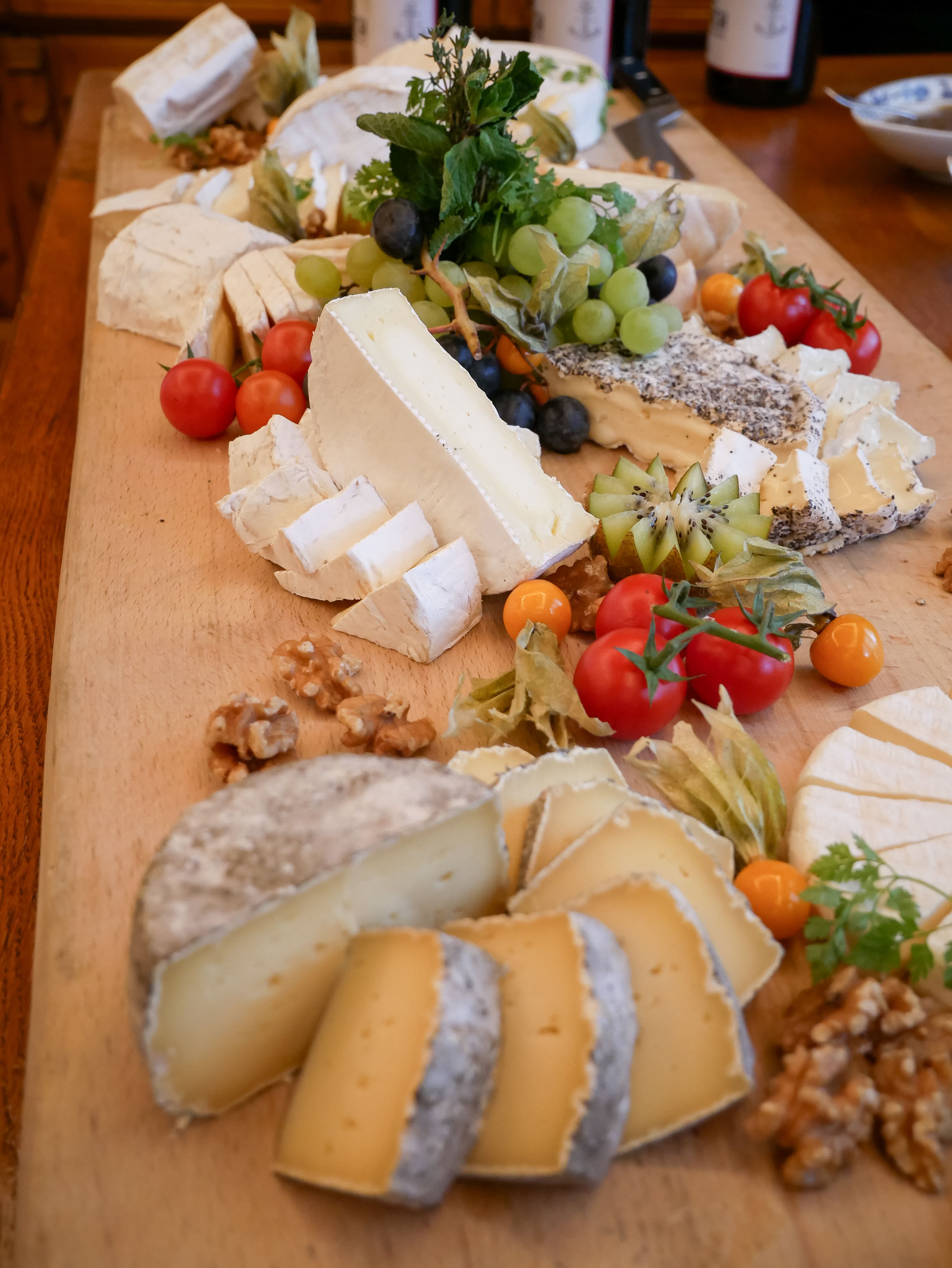Käseplatte Käseplatte mit verschiedenen Käsesorten, Früchten und Nüssen.