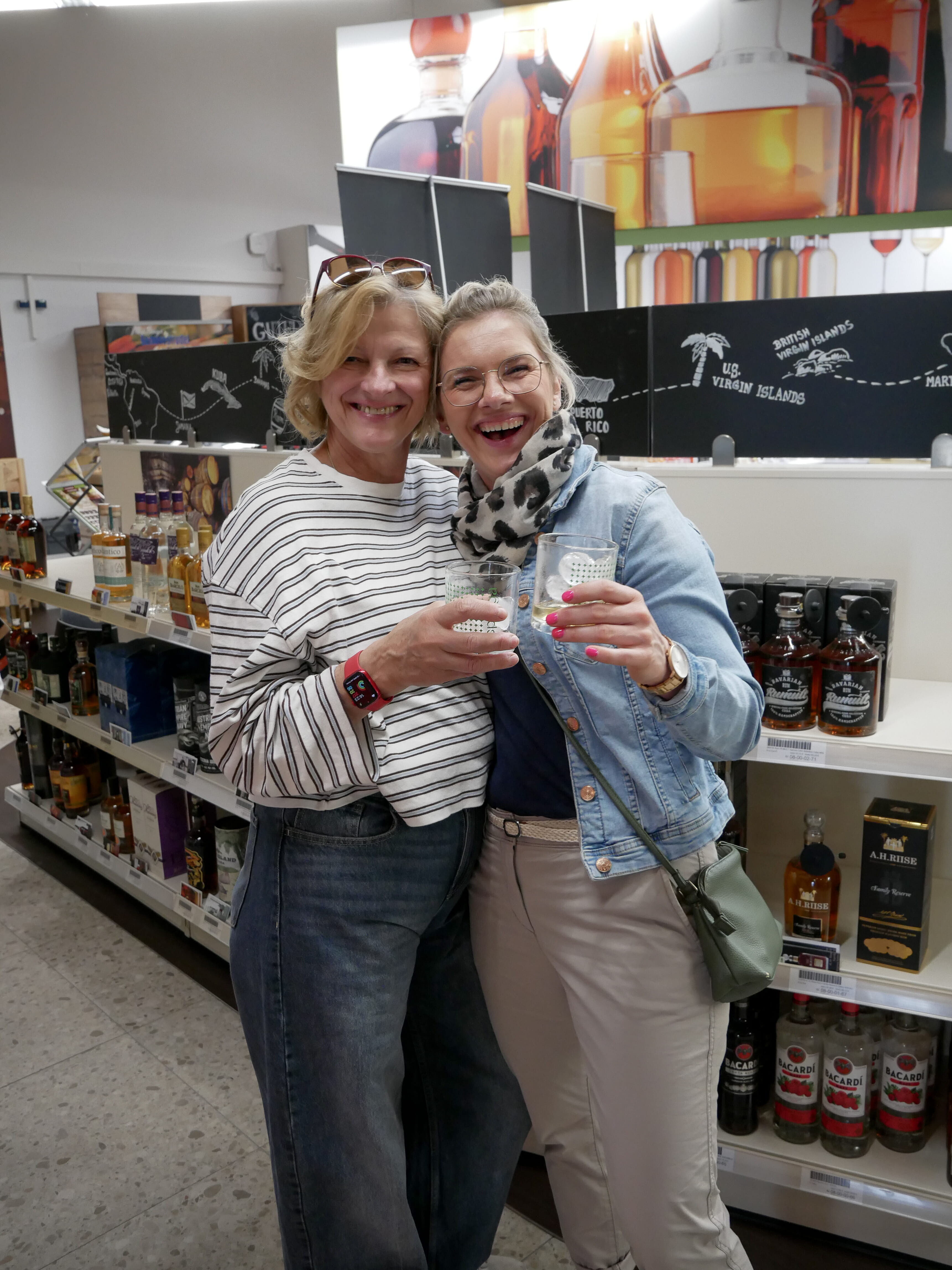 Zwei Frauen halten Gläser in einem Geschäft.
