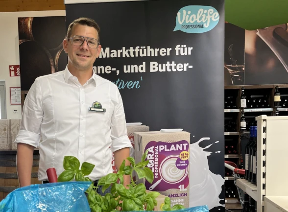 Flora Ein Mann steht vor einem Geschäft.
