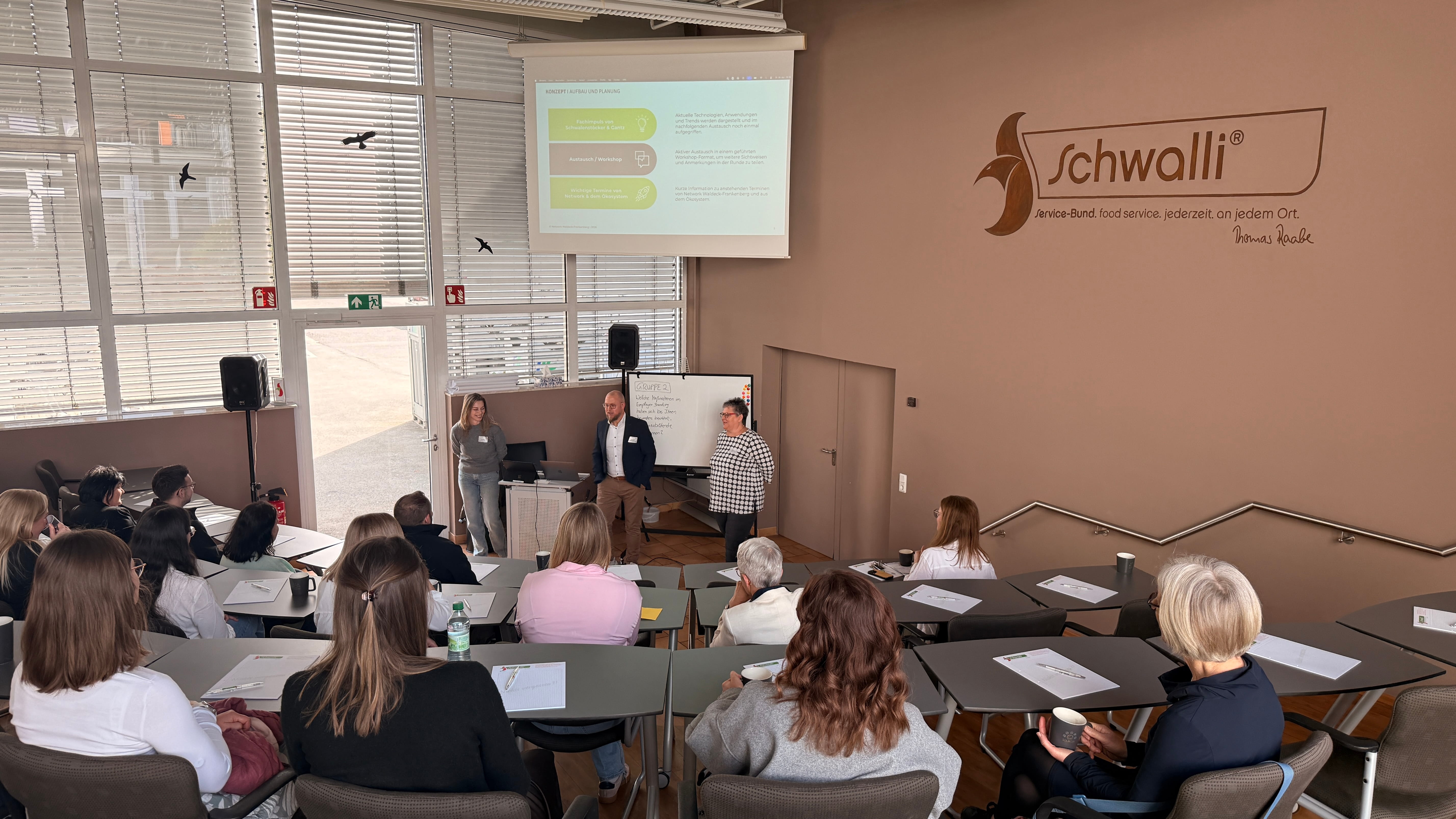 Eine Gruppe von Menschen in einem Klassenzimmer.