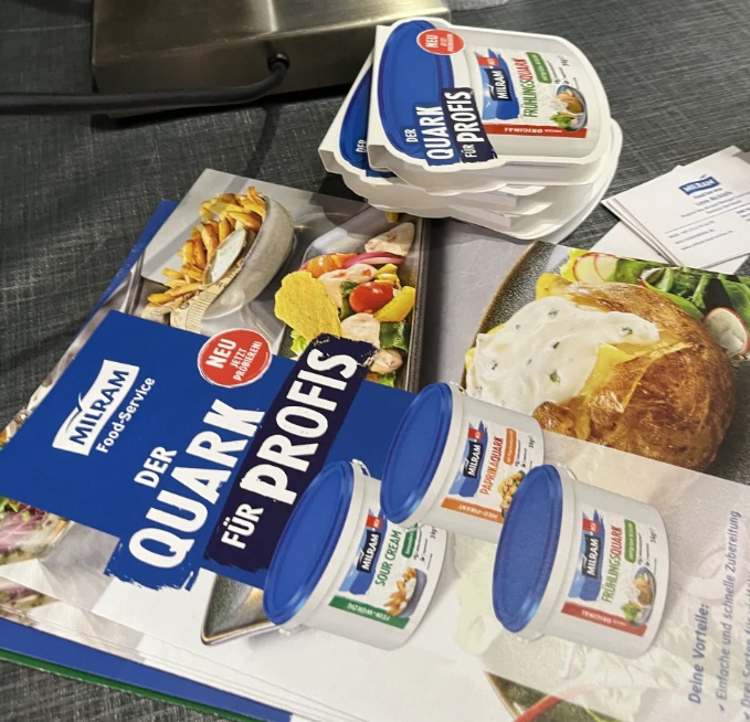 Milram Eine Gruppe von Lebensmittelverpackungen auf einem Tisch.