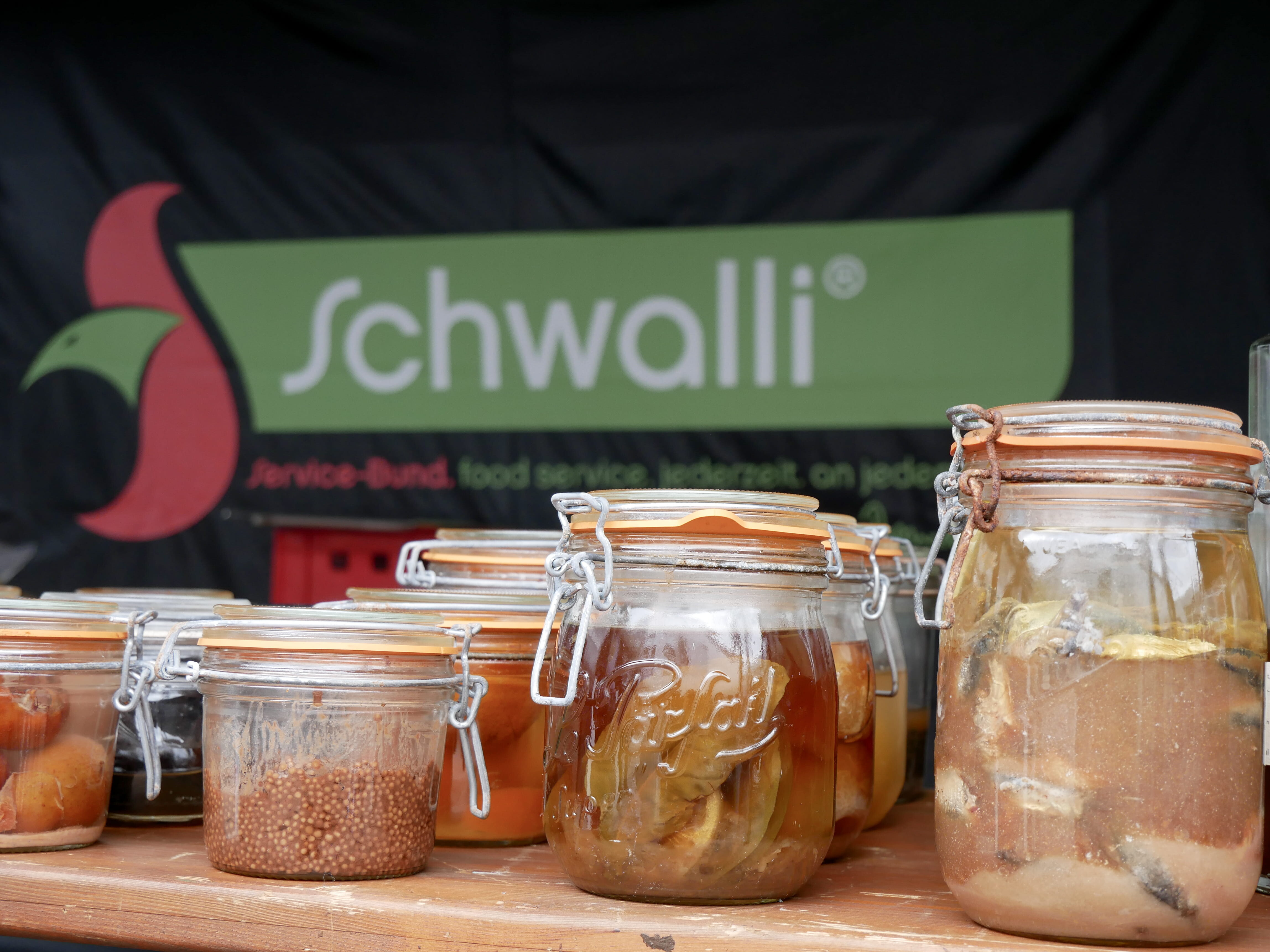 Fermentation & Umami Einmachgläser mit eingelegten Lebensmitteln auf einem Tisch