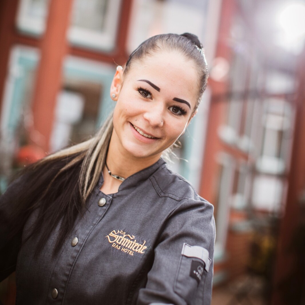 Pia Völzing Eine lächelnde Frau blickt in die Kamera.