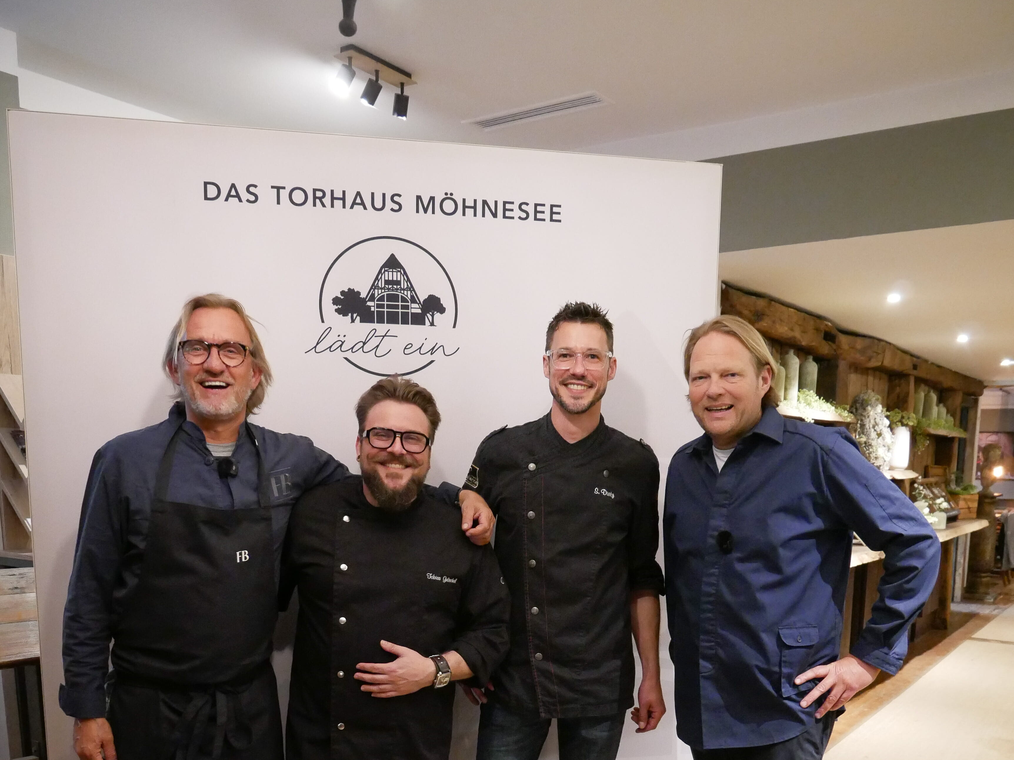 Eine Gruppe von Männern steht vor einem Schild.