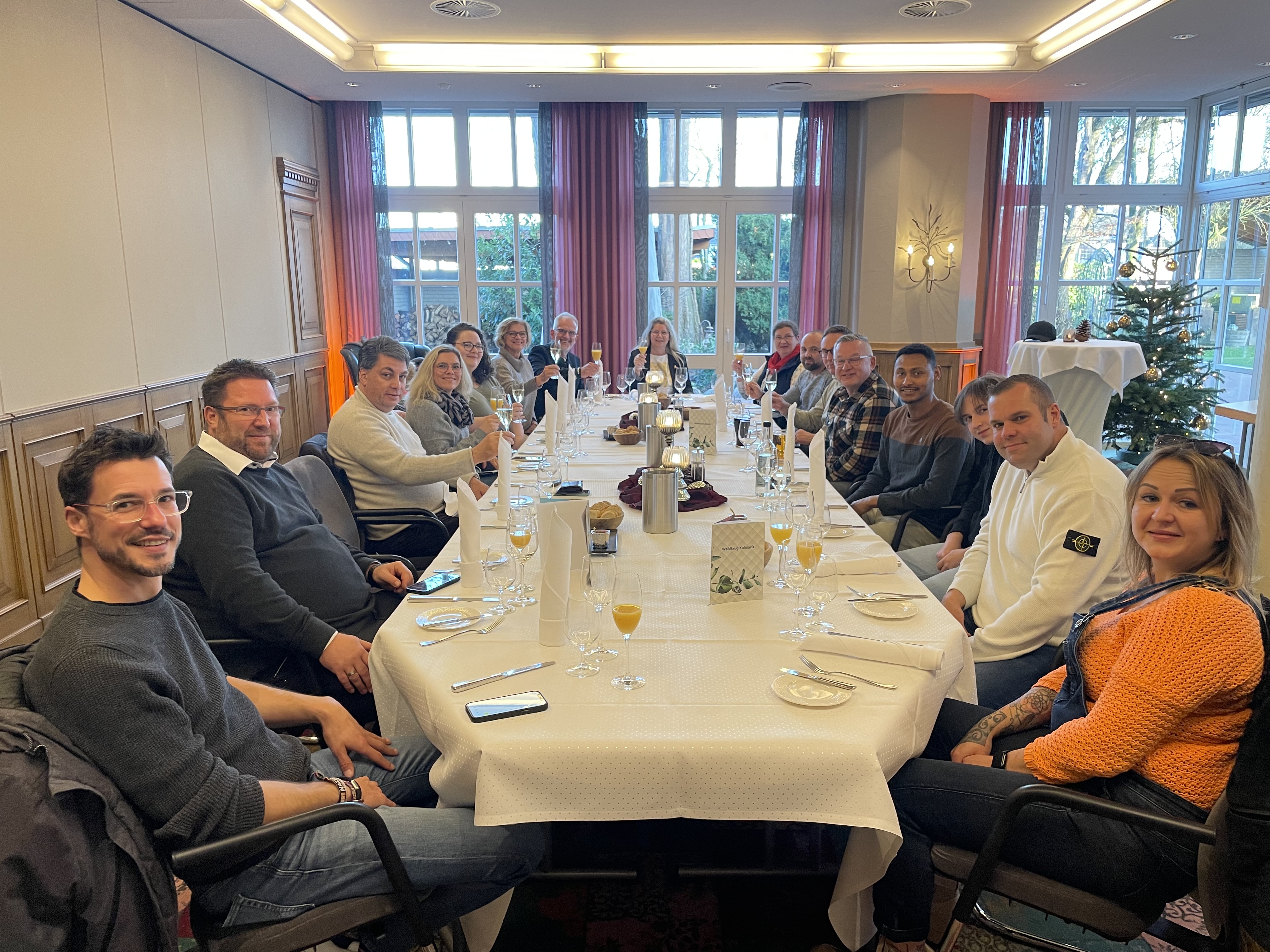 Schwalli on Tour Eine Gruppe von Menschen sitzt um einen Tisch.