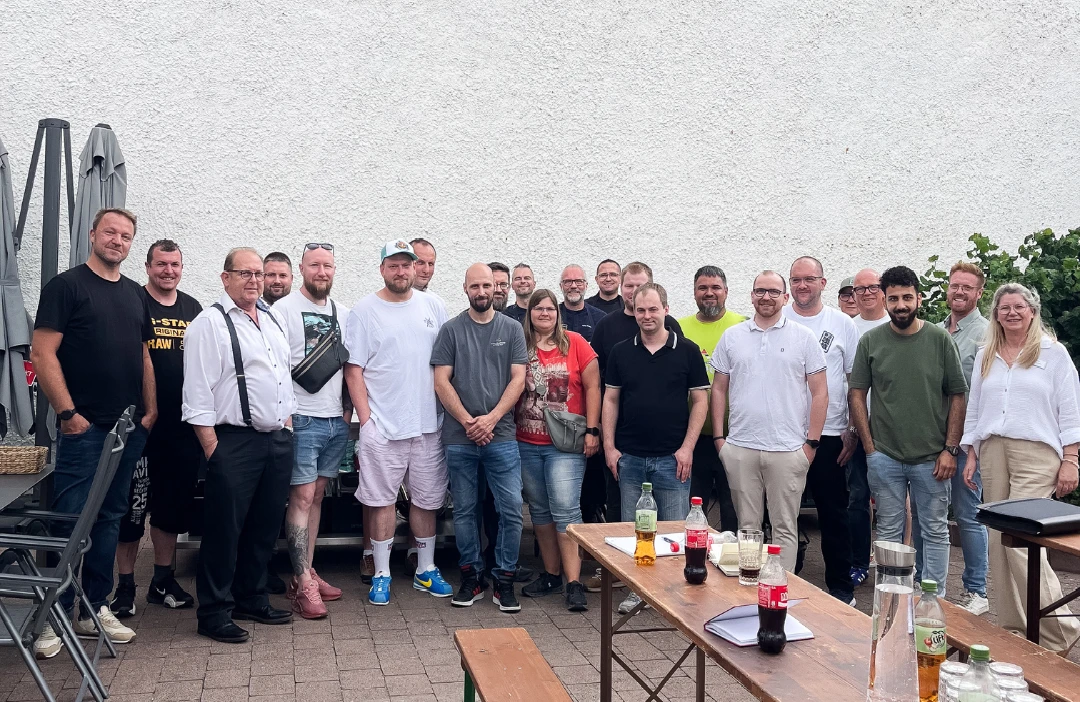 Eine Gruppe von Menschen lächelnd für ein Foto posierend.